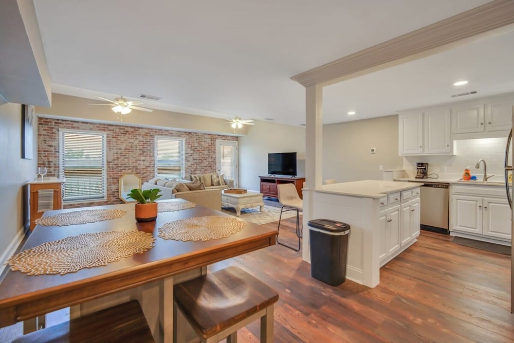 Downtown Loft Above Bull & Barrel & Close to Georgia Southern — 4-Star Luxury Hotel in Statesboro, United States