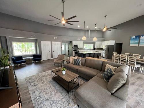 Spacious 4 bedroom with 2 baths with Pool and boat dock — Crystal River — photo 3