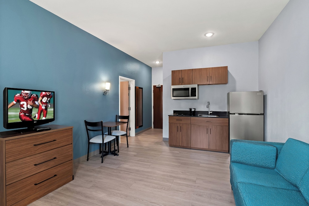 HomeTowne Studios by Red Roof East Lansing Okemos - photo 16