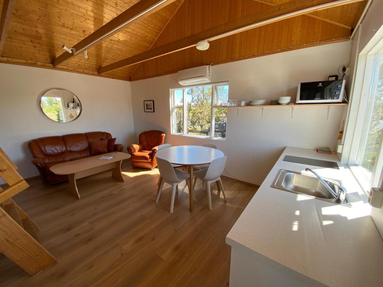 Ábót Riverside Cottage