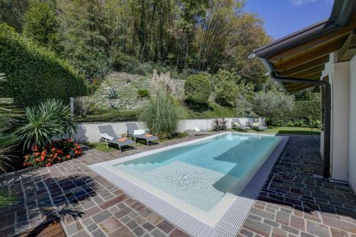 Villa Rondine Villa mit beheiztem Pool — 4-Star Luxury Hotel in Salo, Italy