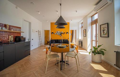 Chic 2BR Center Apt with View By Wehost