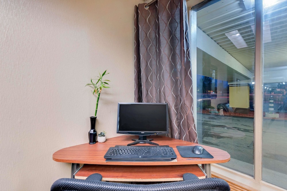 Travelodge Grand Forks - photo 33