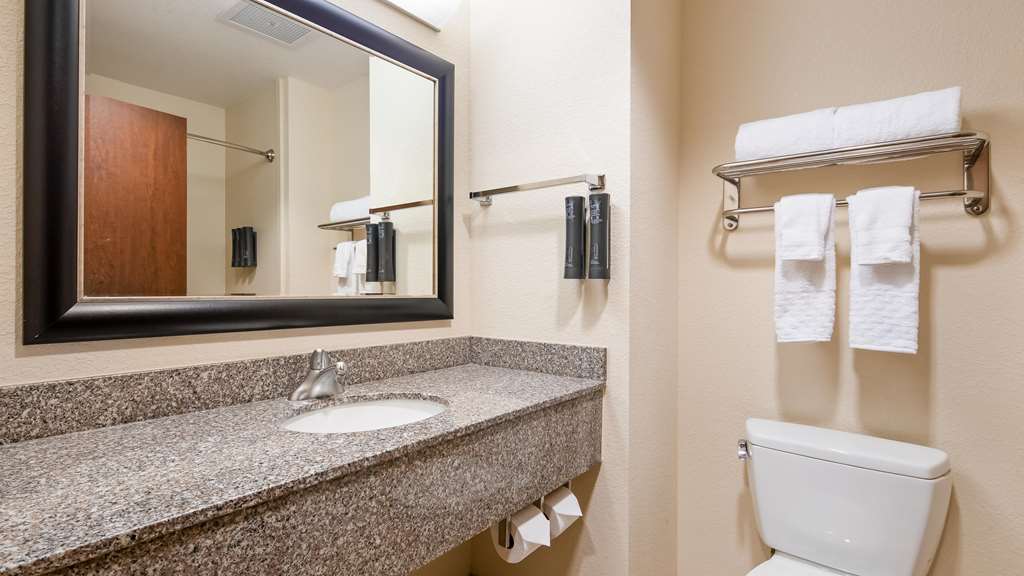 Best Western Plus Chain of Lakes Inn & Suites - photo 19