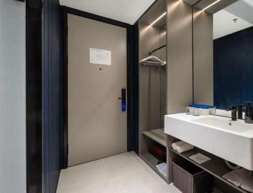 Atour Light Hotel Suzhou Jinji Lake Star Ocean Plaza Metro Station — 4-Star Luxury Hotel in Suzhou, People's Republic of China