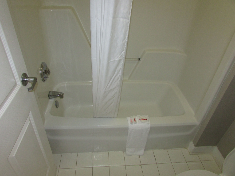 Days Inn & Suites by Wyndham Fort Valley - photo 21