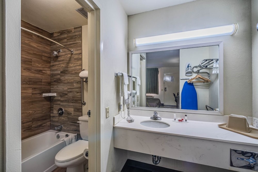 Super 8 by Wyndham El Paso Airport - photo 17