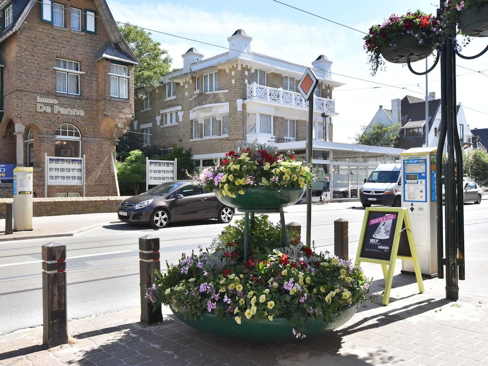 Former Hotel in the Centre and Near the Beach in Panne — hotel in De Panne