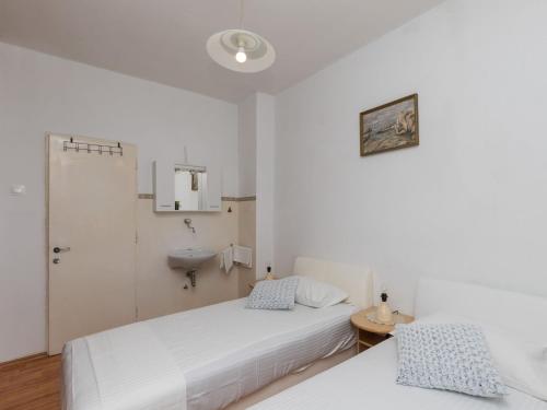 Guest House Bradas Twin Room with Shared Bathroom No4