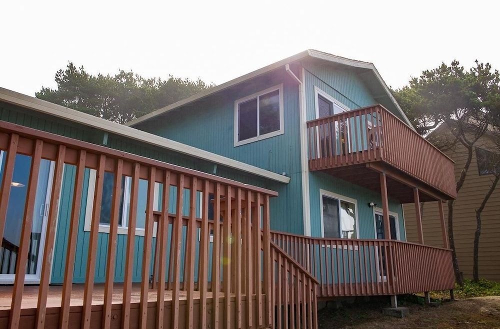 Breaking Waves Retreat in Depoe Bay, United States