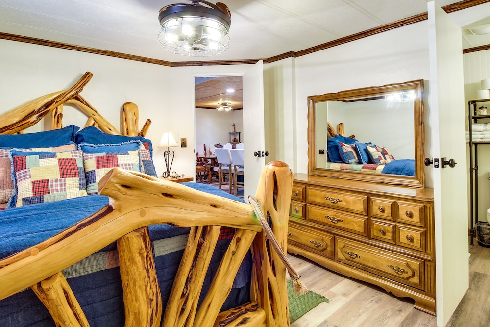 Pinetop lakeside Cabin Rental: Porch & Fire Pit - photo 25
