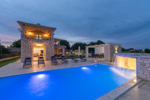 Villa Vistra Brand New Luxury Villa with Poolbar — 4-Star Luxury Hotel in Kastelir, Croatia