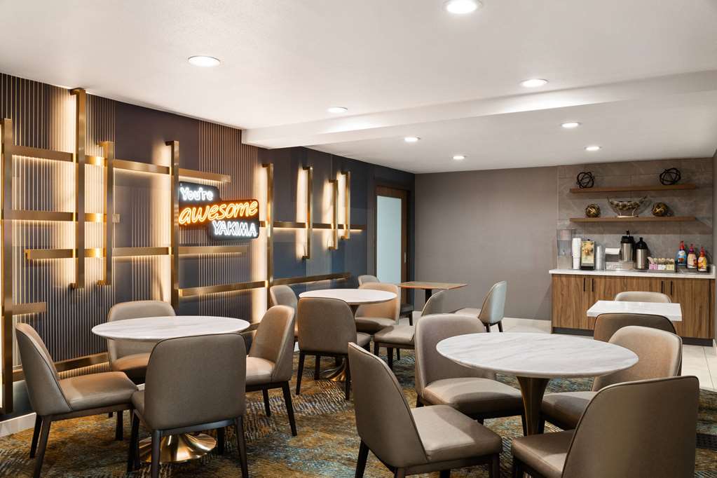 La Quinta Inn & Suites by Wyndham Yakima Downtown - photo 39
