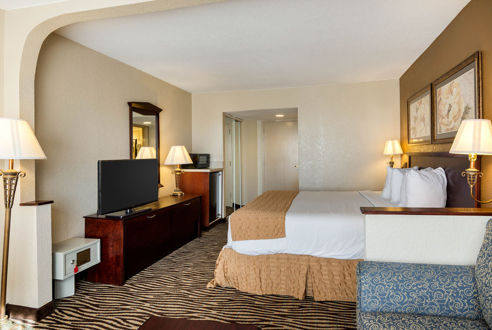 Clarion Inn & Suites By Hampton Convention Center - photo 10