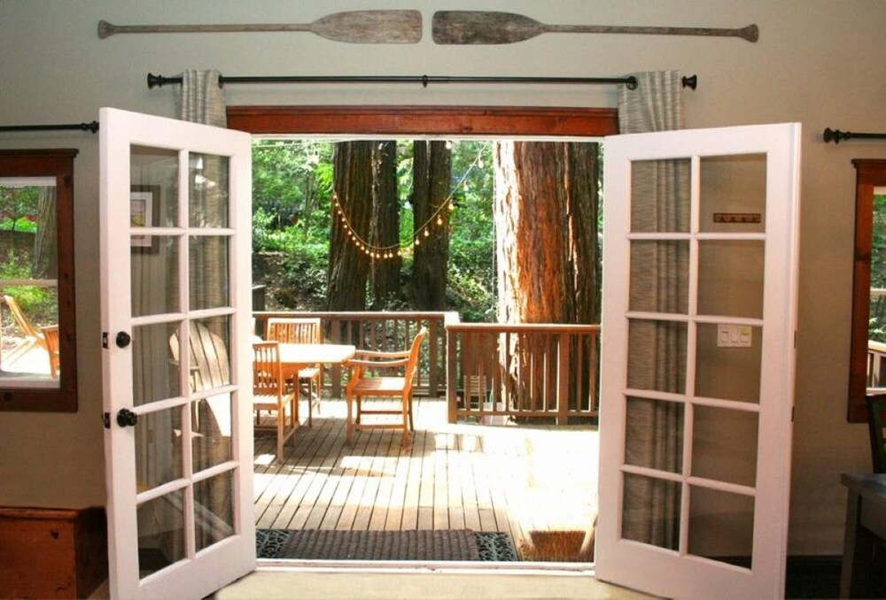 Little Red House Plus Redwoods Hot Tub BBQ Grill Fast WiFi Near Golf Course Dog Friendly — 4-Star Luxury Hotel in Guerneville, United States