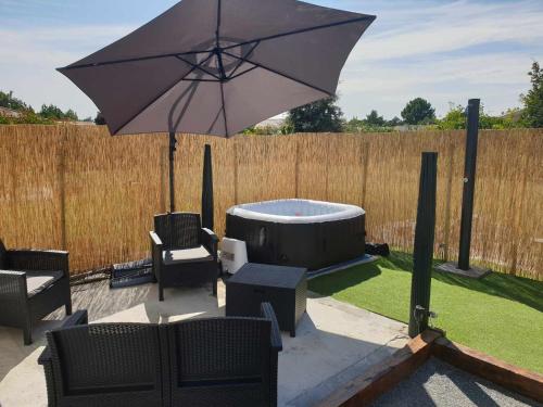 Beau Logement Avec Terrasse Jacuzzi Et Terrain de Petanque Privatif a 5 Minutes de la Plage — hotel in Audenge