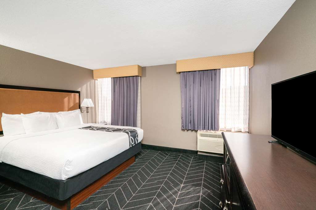 La Quinta Inn & Suites by Wyndham Memphis Airport Graceland - photo 40