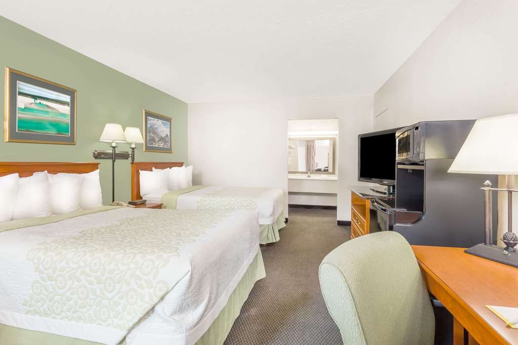 Days Inn by Wyndham Cedar Falls University Plaza - photo 15