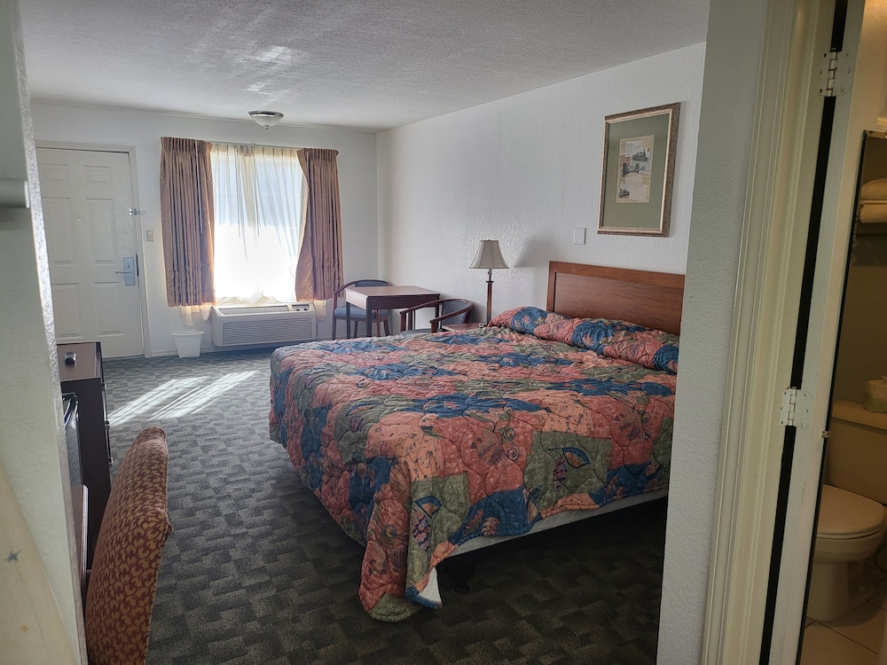 Blue Ribbon Inn and Suites - photo 7
