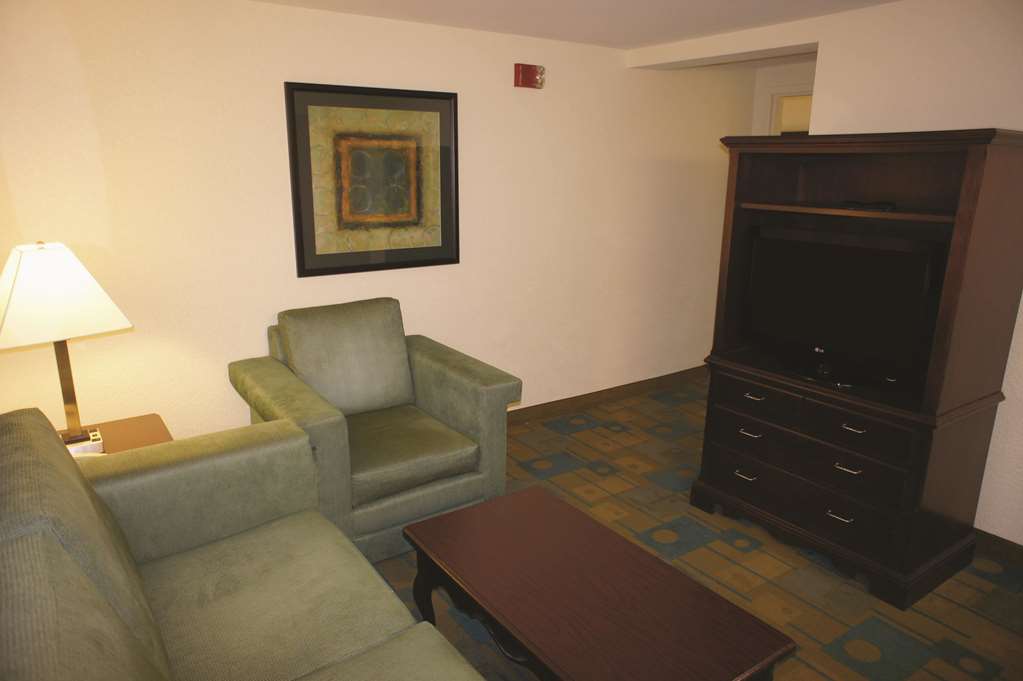 La Quinta Inn & Suites by Wyndham Boston Somerville - photo 34