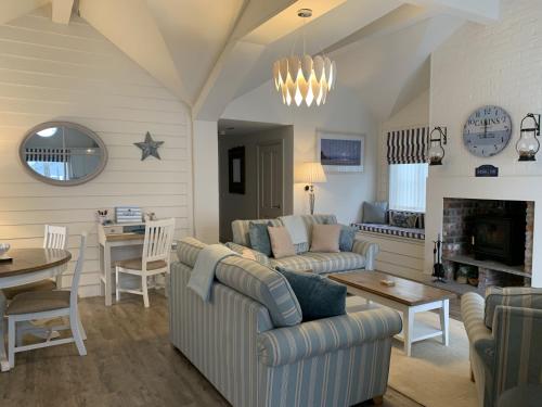 Seashell Cove The Bay 2 bedrooms with ensuites parking for 2 cars 2 dogs welcome