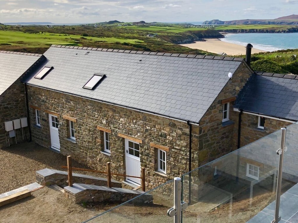 Awel y Môr 3 Bedroom Cottage Whitesands — 4-Star Luxury Hotel in Haverfordwest, United Kingdom