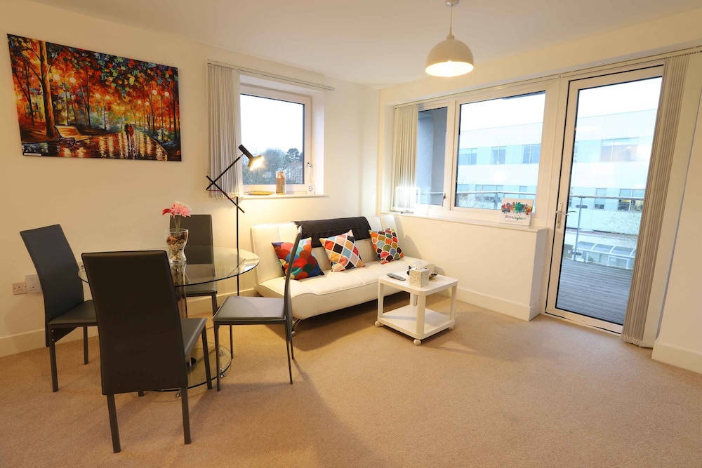 Mailbox Grand Central Prime Apartment City View — 4-Star Luxury Hotel in Birmingham, United Kingdom