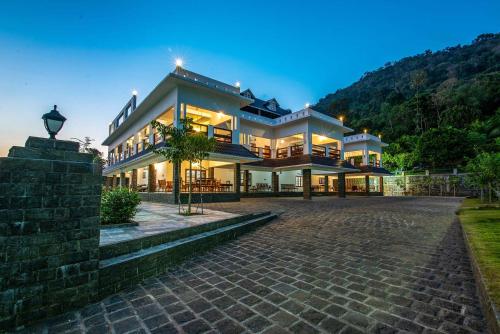 StayVista at Springhills Villa & Ayurvedic Spa — 5-Star Luxury Hotel in Cochin, India