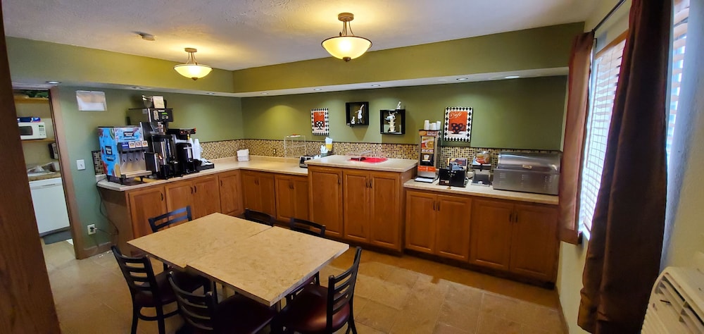 Cottonwood Inn and Conference Center - photo 33