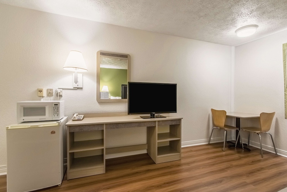 Red Roof Inn Greencastle South Cloverdale - photo 35