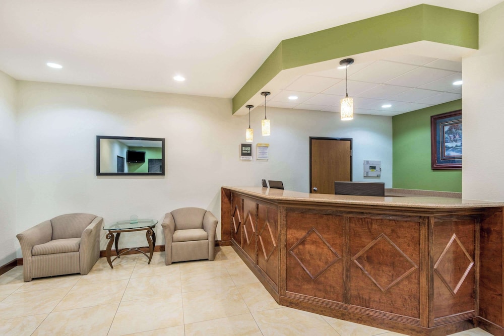 Days Inn by Wyndham Topeka - photo 2