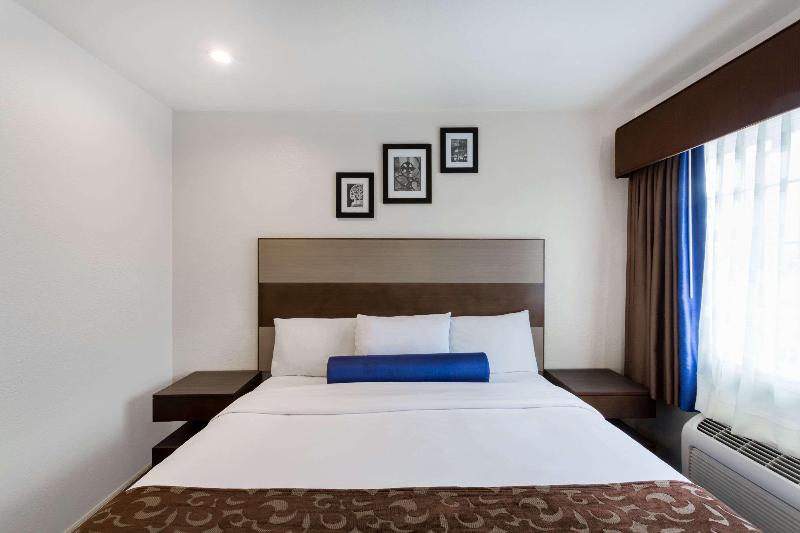 Howard Johnson by Wyndham Berkeley - photo 12