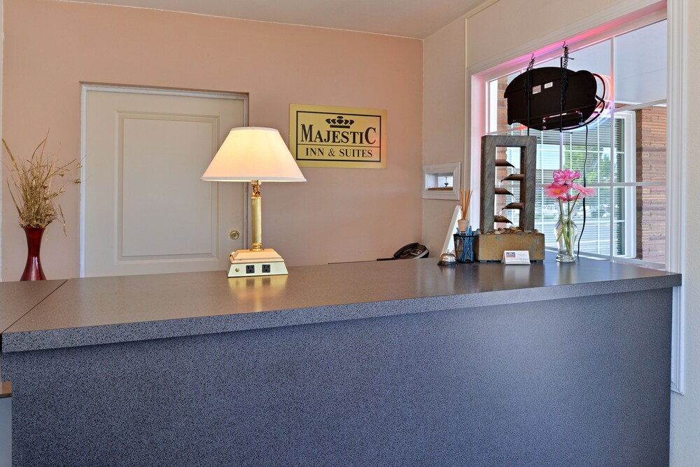 Majestic Inn And Suites - photo 3