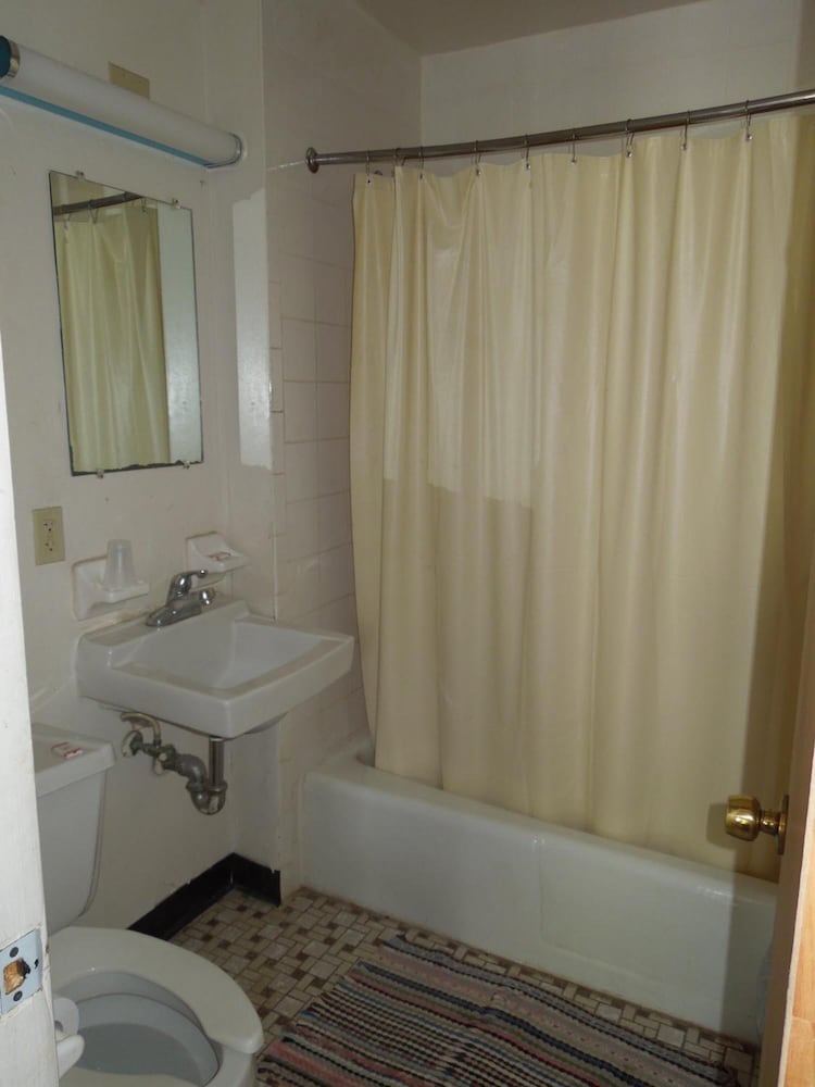 Lee's Motel - photo 20