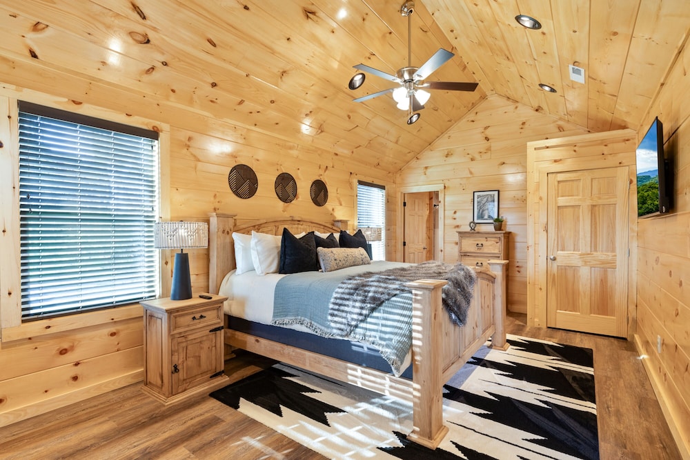 Parkway Paradise w Private Hot Tub — Pigeon Forge — photo 5