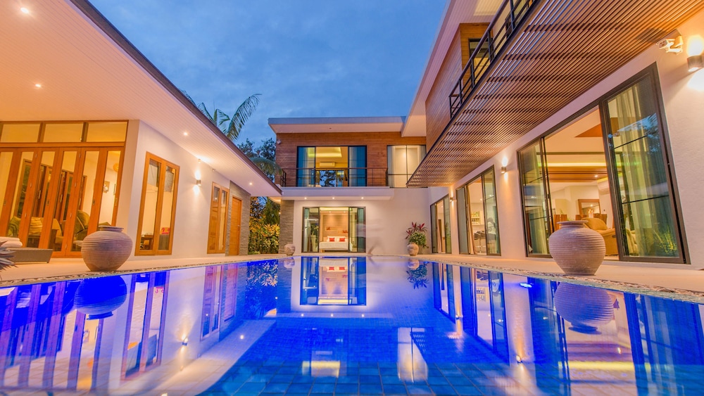 Moin Lakeside Pool Villa ChiangMai — 5-Star Luxury Hotel in Hang Dong, Thailand
