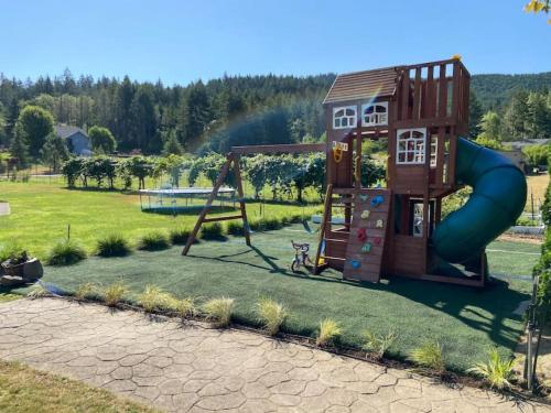 2 spaces More Space with 2 units at same location PNW Retreat — 4-Star Luxury Hotel in Philomath, United States