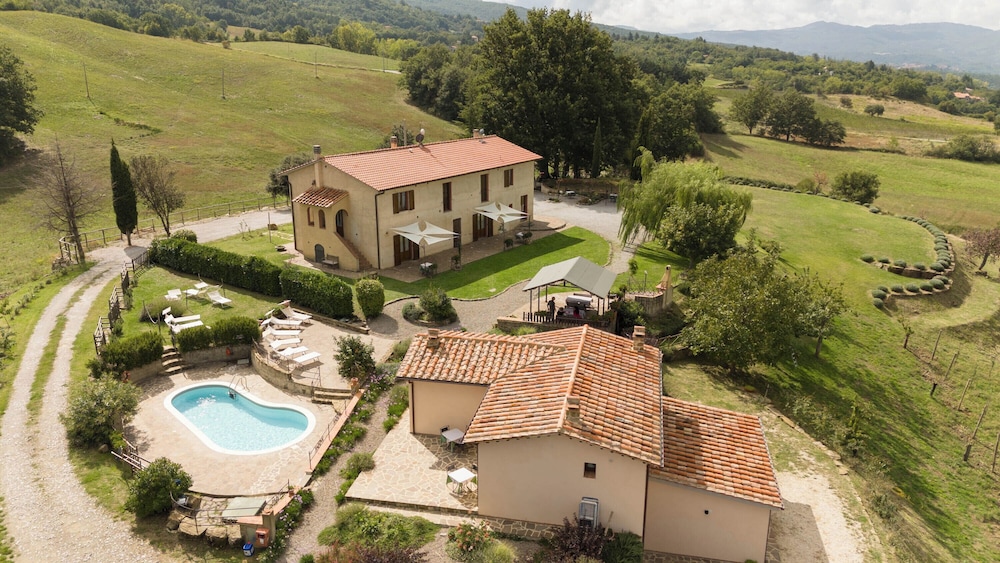 Agriturismo Le Casaline — 4-Star Luxury Hotel in Seggiano, Italy
