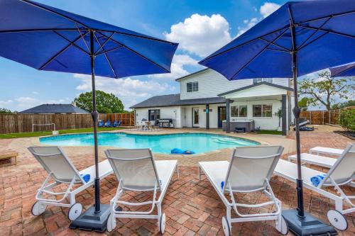 Stunning Lake House with a Pool and Hot Tub — 4-Star Luxury Hotel in Little Elm, United States