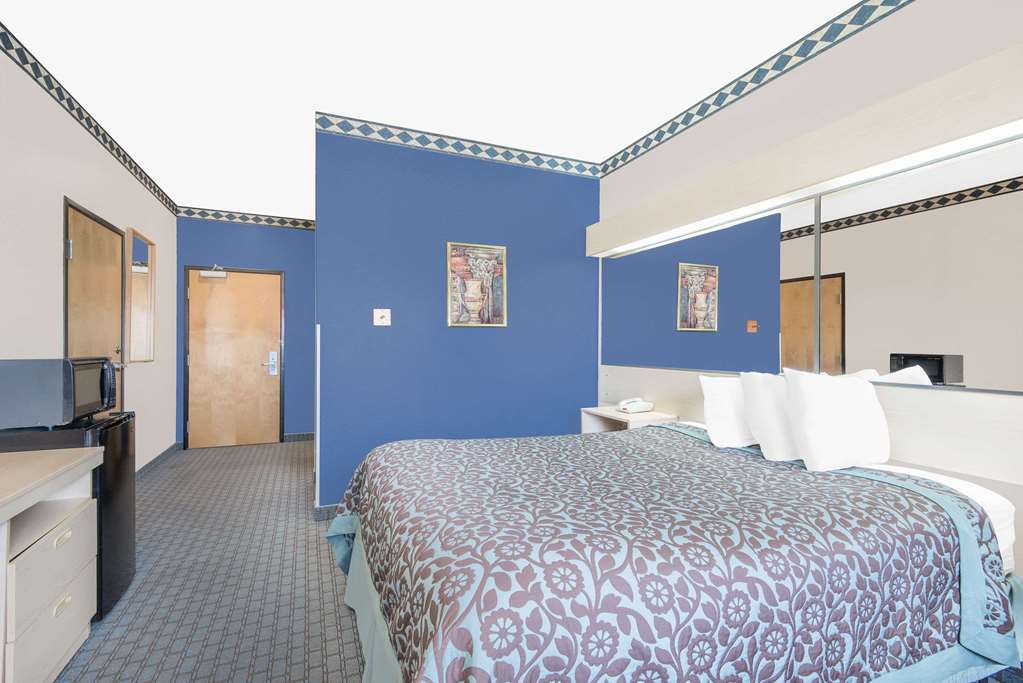 Days Inn & Suites by Wyndham Hutchinson - photo 8