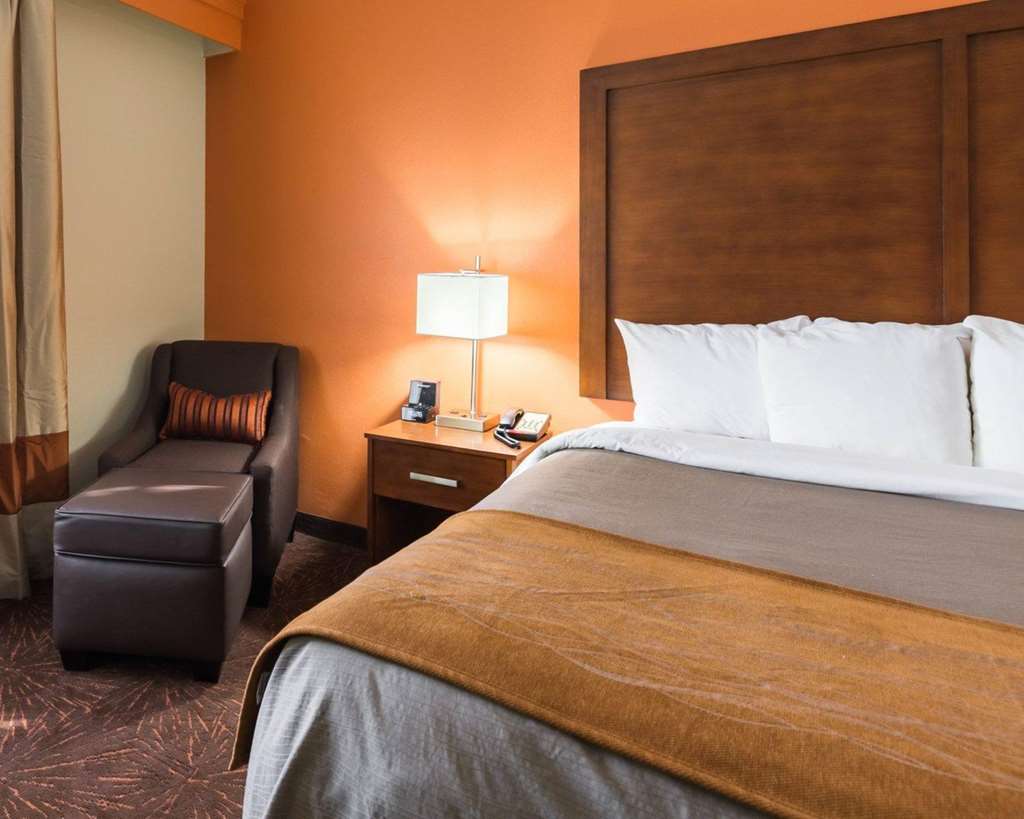 Econo Lodge Inn & Suites East - photo 13