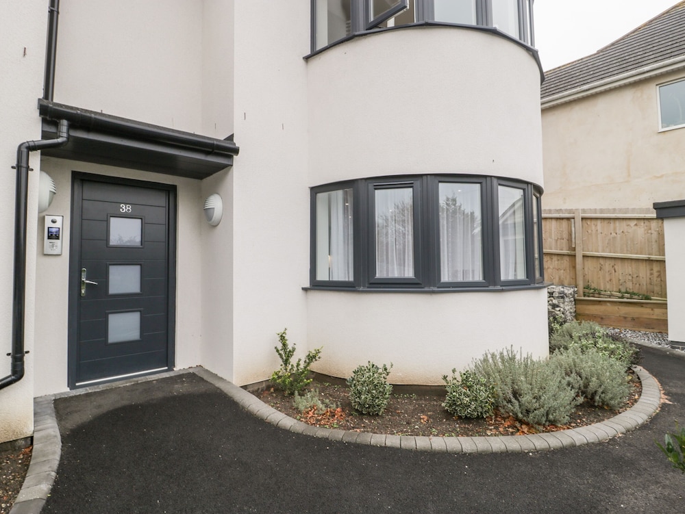 Flat 2 38 Preston Road — 4-Star Luxury Hotel in Weymouth, United Kingdom