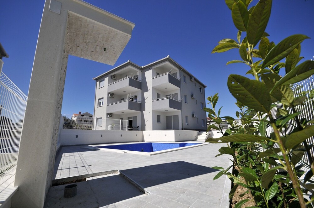 Villa Lara — 4-Star Luxury Hotel in Okrug Gornji, Croatia