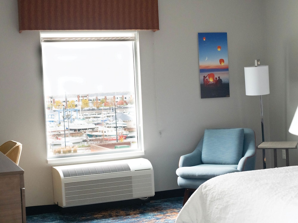 Hampton Inn & Suites Erie Bayfront - photo 10