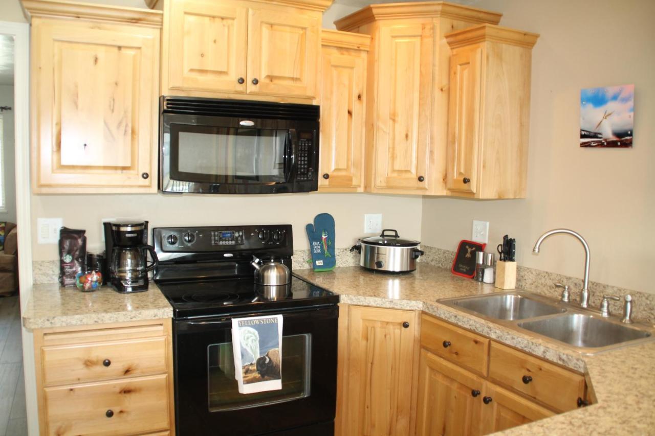 3 Queen Beds 1 Twin Bed 2 Rooms 1 And a Half Bath Self Check In Flexcation Equipped — hotel in Idaho Falls