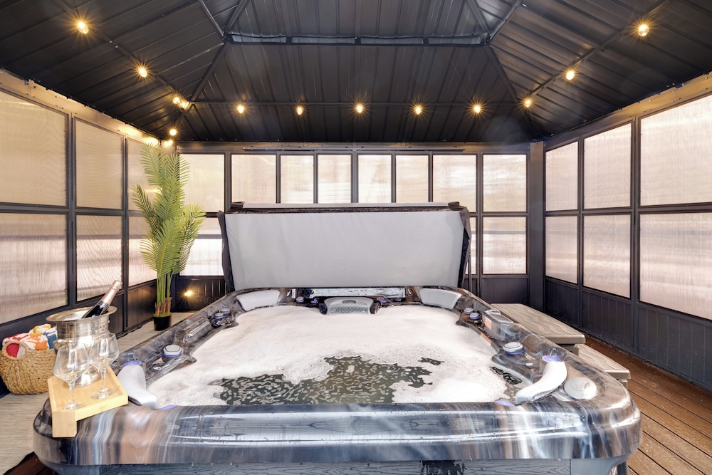 Hot Tub And Deck Gorgeous Retreat In Pocono Summit — Mount Pocono