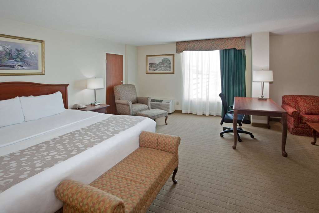 La Quinta Inn Suites Downtown Conference Center - photo 10