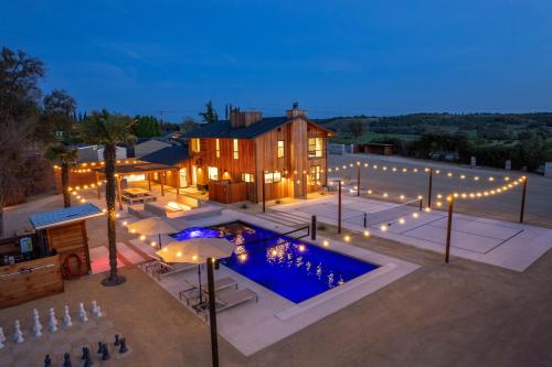 Cedar House Pickleball Saltwater Pool Sauna — 4-Star Luxury Hotel in Paso Robles, United States
