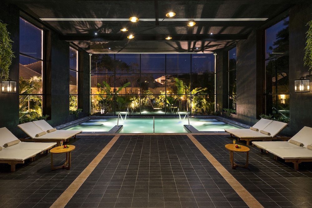 Indoor spa tub