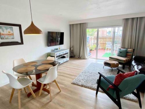 Endless Summer Updated Townhome 3 5 minute walk to the beach — hotel in Indian Harbour Beach